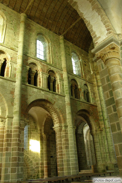 photo de vaisseau central de la nef de 7 travées et bas-côtés couverts de voûtes d'arêtes, Eglise Abbatiale