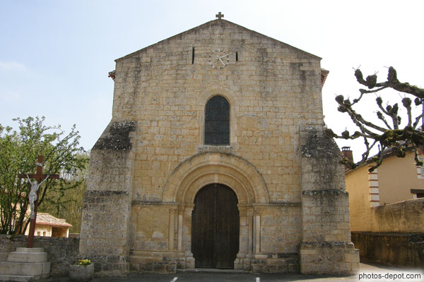 photo de facade et portail de l'église romane