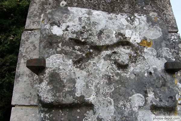 photo de Symbole gravé dans une pierre tombale du cimetière mérovingien