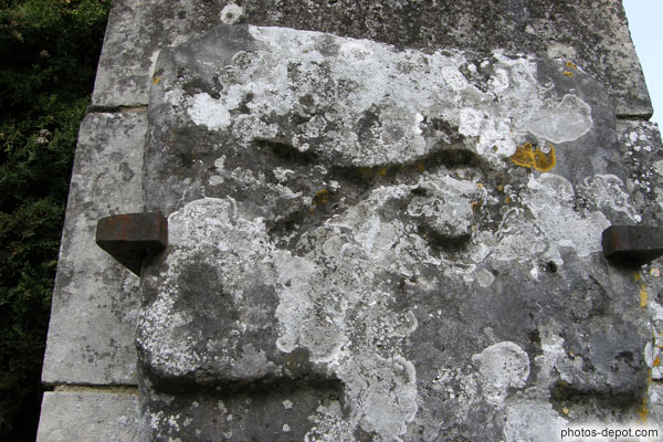 photo de Symbole grav� dans une pierre tombale du cimeti�re m�rovingien