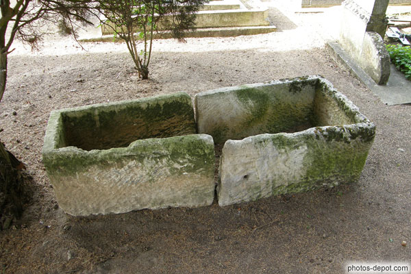 photo de sarcophage de pierre brisé