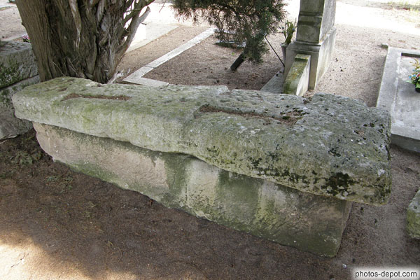 photo de sarcophage orné de la croix à 3 traverses caractéristique du Poitou à l'époque mérovingienne