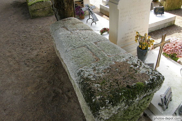 photo de tombe mérovingienne au couvercle sculpté d'une croix à 3 traverses