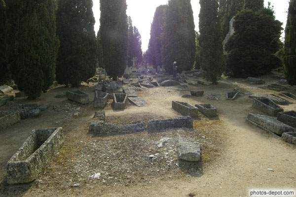 photo de Nécropole Mérovingienne aux sarcophages abandonnés épars