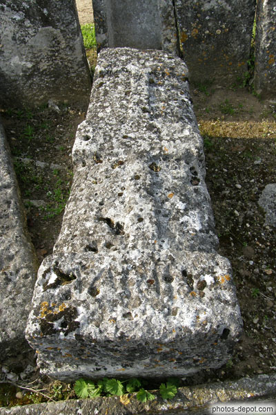 photo de tombe sculptée croix et inscriptions
