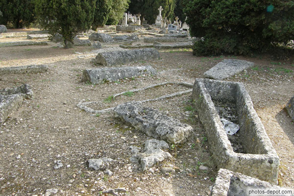 photo de Nécropole mérovingienne aux tombes vides abandonnées