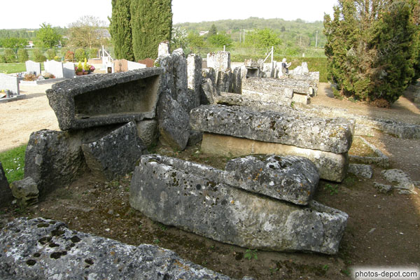 photo de sarcophages trapézoidales empilés