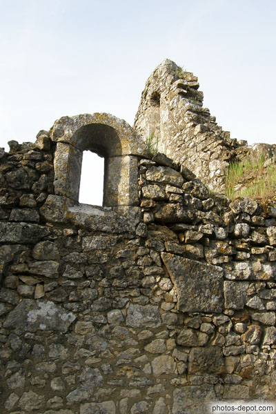 photo de fenêtre de la chapelle du XVe du cimetière de Civaux