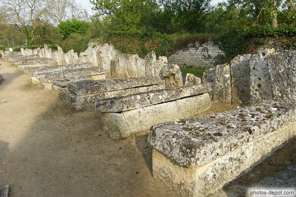 photo de tombes mérovingiennes alignées