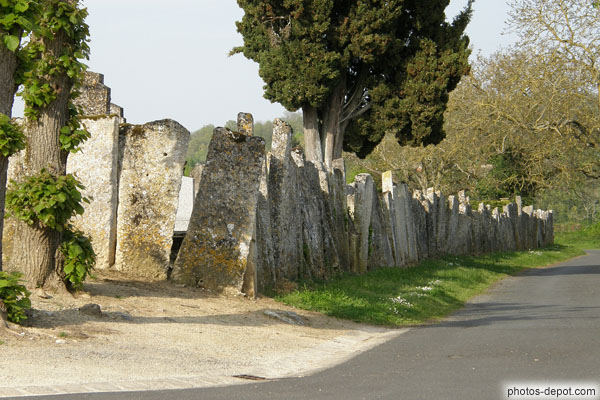 photo de pierres tombales en mur du cimetière