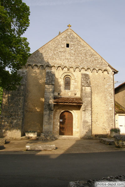 photo de facade et portail de l'église mérovingienne orné d'une corniche à modillons rajoutée au XIIe