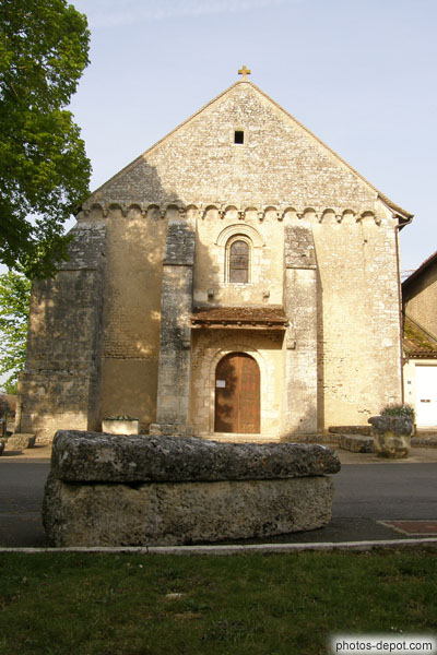 photo de sarcophage et facade de l'église