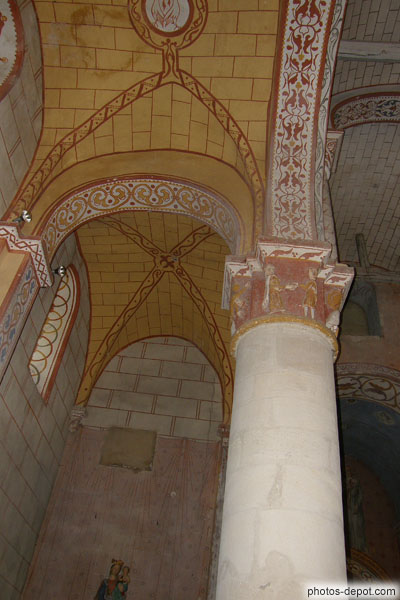 photo de croisée du transept aux chapiteaux sculptés et peintures