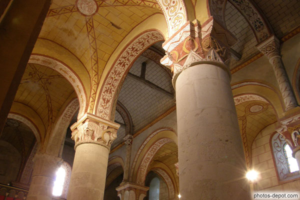 photo de superbes voutes et chapiteaux peints de l'église St Gervais St Protais