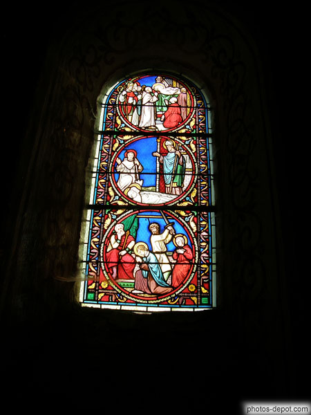 photo de Vitrail représentant la décapitation des Saints Gervais et Protais, la découverte de leurs corps au 4e par St Ambroise et leur transfert à Milan