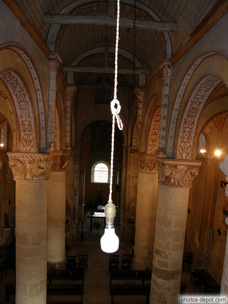 photo d'ampoule pendue dans l'église