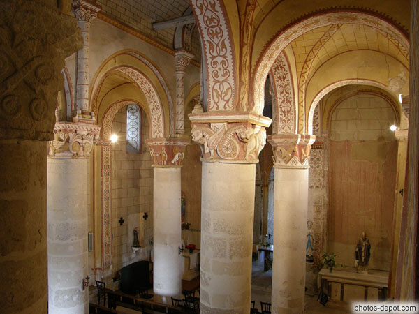 photo de chapiteaux et piliers de l'église pré-romane
