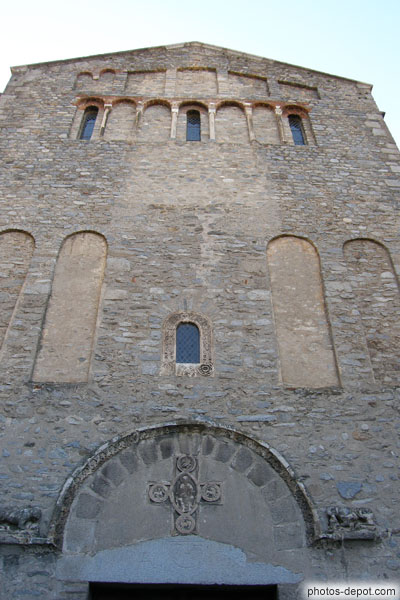 photo de Facade de l'Abbaye avec Christ au portail surmonté d'arcades lombardes du premier art roman