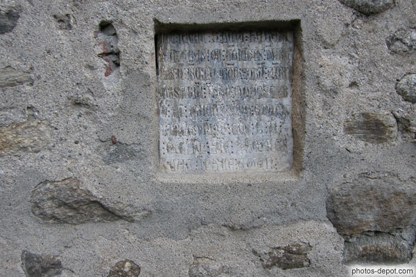 photo d'inscription dans la pierre encastrée dans le mur