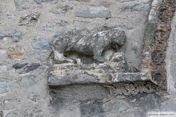 photo de Simiot dévorant sculptés sur facade de l'Abbaye