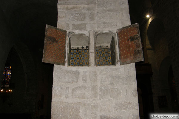 photo de Reliquaires creusés dans les piliers réhaussés de l'Abbaye, aux peintures d'origine