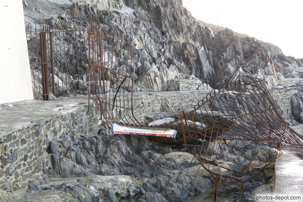 photo de grilles défoncées par la chute des roches