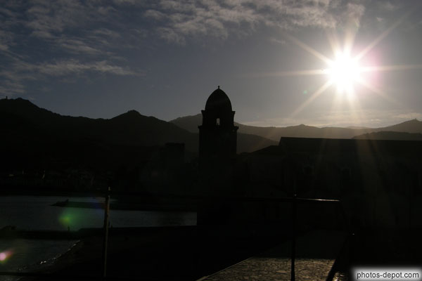 photo de clocher phare de collioure en contre-jour