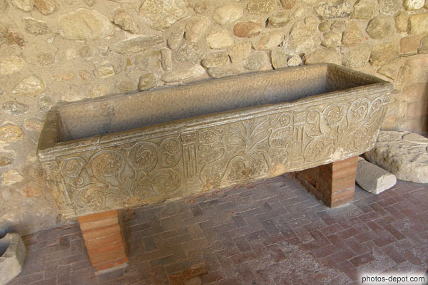 photo de sarcophage sculpté