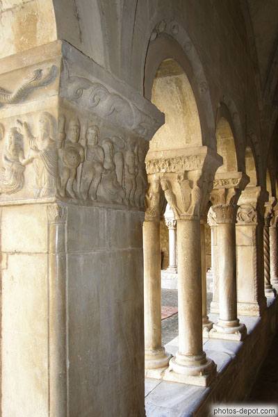 photo de scènes bibliques et animaux mythologiques sur chapiteaux des doubles colonnes de marbre blanc