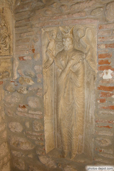 photo de pierre tombale d'évèque enchassée dans le mur de l'abbaye