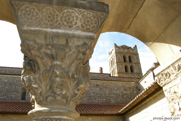 photo de taureau sur chapiteau du cloître et tour fortifiée de l'Abbaye