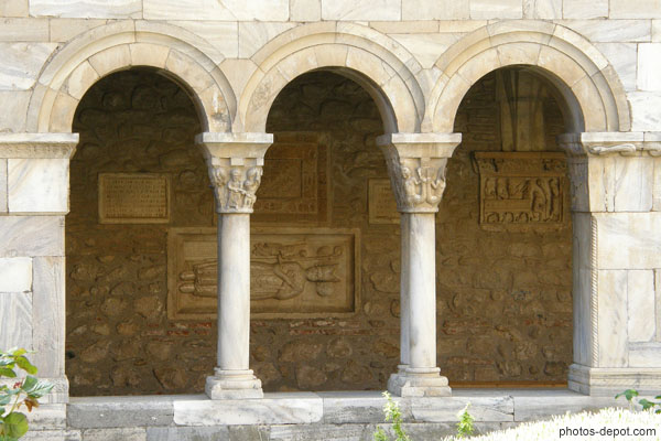 photo d'arches romanes plein ceintre du cloître de marbre blanc
