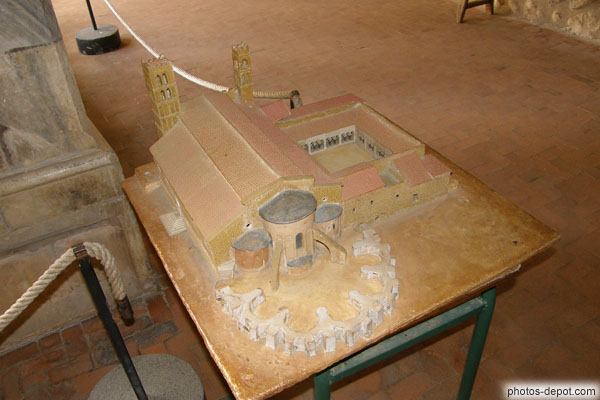 photo de maquette de l'Abbaye romane et du cloître