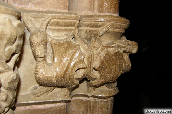 photo de dragons sur colonnes de l'Abbaye