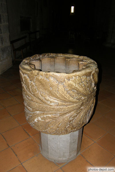 photo de Cuve baptismale d'origine romaine, cathédrale