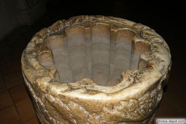 photo de cuve baptismale d'origine romaine dans la cathédrale