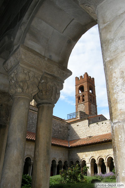 photo de tour de la cathédrale vue du cloître