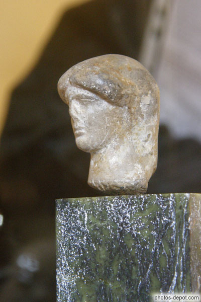 photo de Tête de Kore fabriquée en Sicile vers 430 av. JC