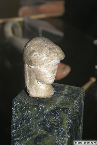 photo de Tête de statuette en céramique époque héllénistique