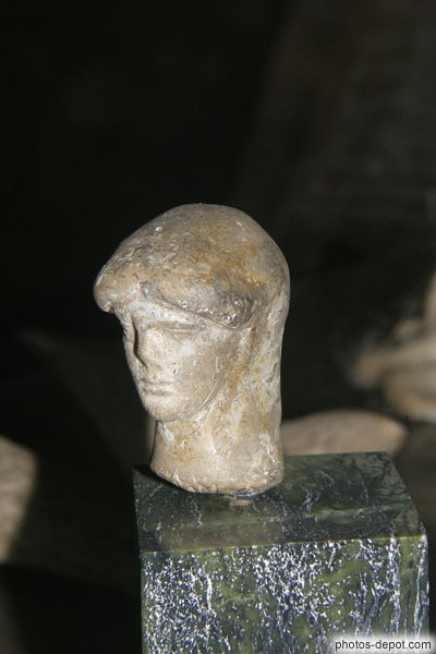 photo de Tête de statuette en céramique époque héllénistique