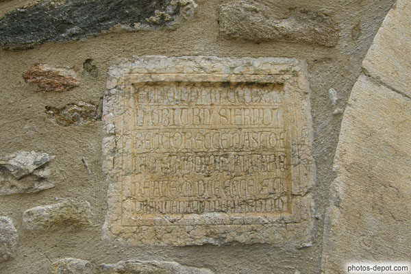 photo d'inscriptions dans la pierre