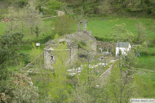 photo de église romane et cimetière