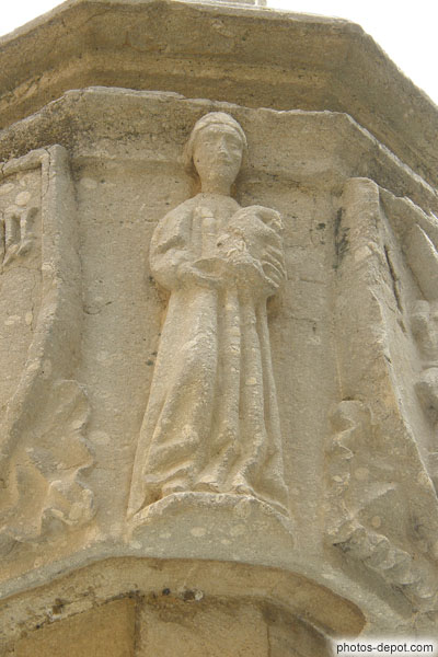 photo de statuette femme portant bougie sur croix des chemins médiévale