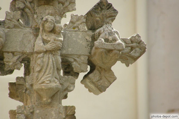 photo de Vierge à l'enfant, détail sculptures la Creu, plaça del Ram