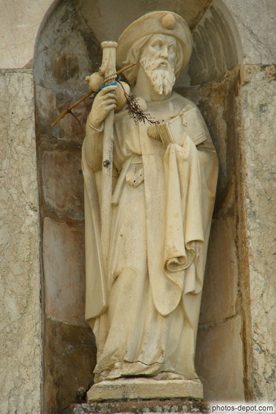 photo de Saint Jacques, au baton duquel on accroche une grappe de raisin pour demander l'intercession du saint, à l'entrée de l'hôpital