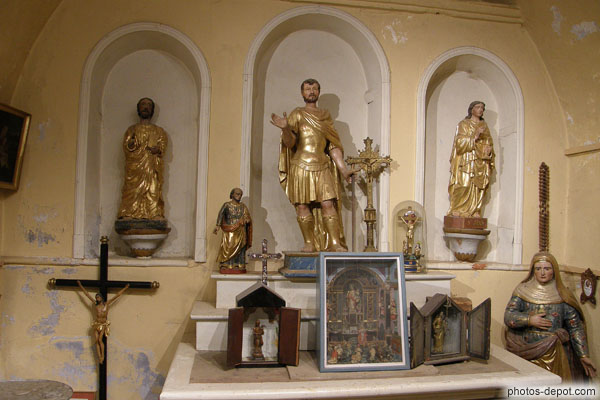 photo de statues et objets religieux dans chapelle latérale