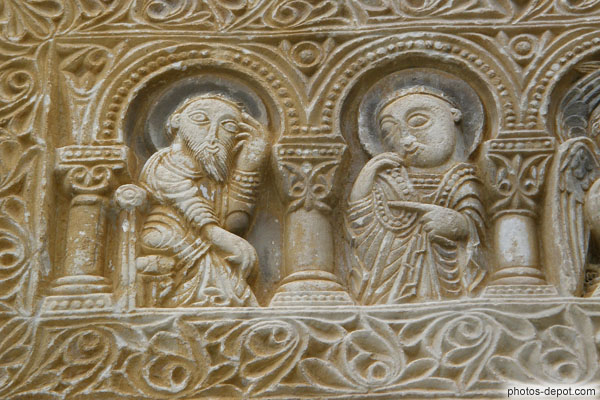 photo de Portail au linteau de marbre : Sous arcades à colonnettes, 2 Apôtres, entouré de rinceaux.