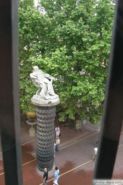 photo de Dali au sommet d'une colonne de pneus