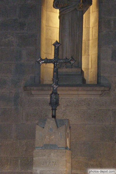 photo de Dans l'église paroissiale, la croix de Figueres, réalisée par Lluis Albert en 1950 en argent massif et décorée d'émaux, présente l'image du Christ en majesté. à ses pieds, un médaillon contiend une relique de la vraie croix.