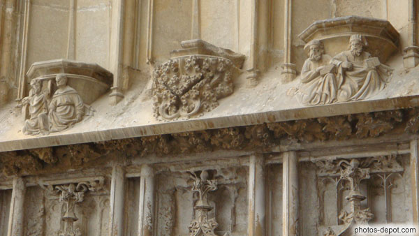 photo de détails sculptures cathédrale